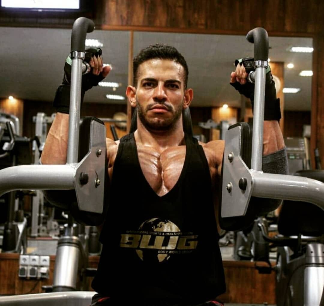 BWG SPORT Athlet beim Krafttraining im Gym
